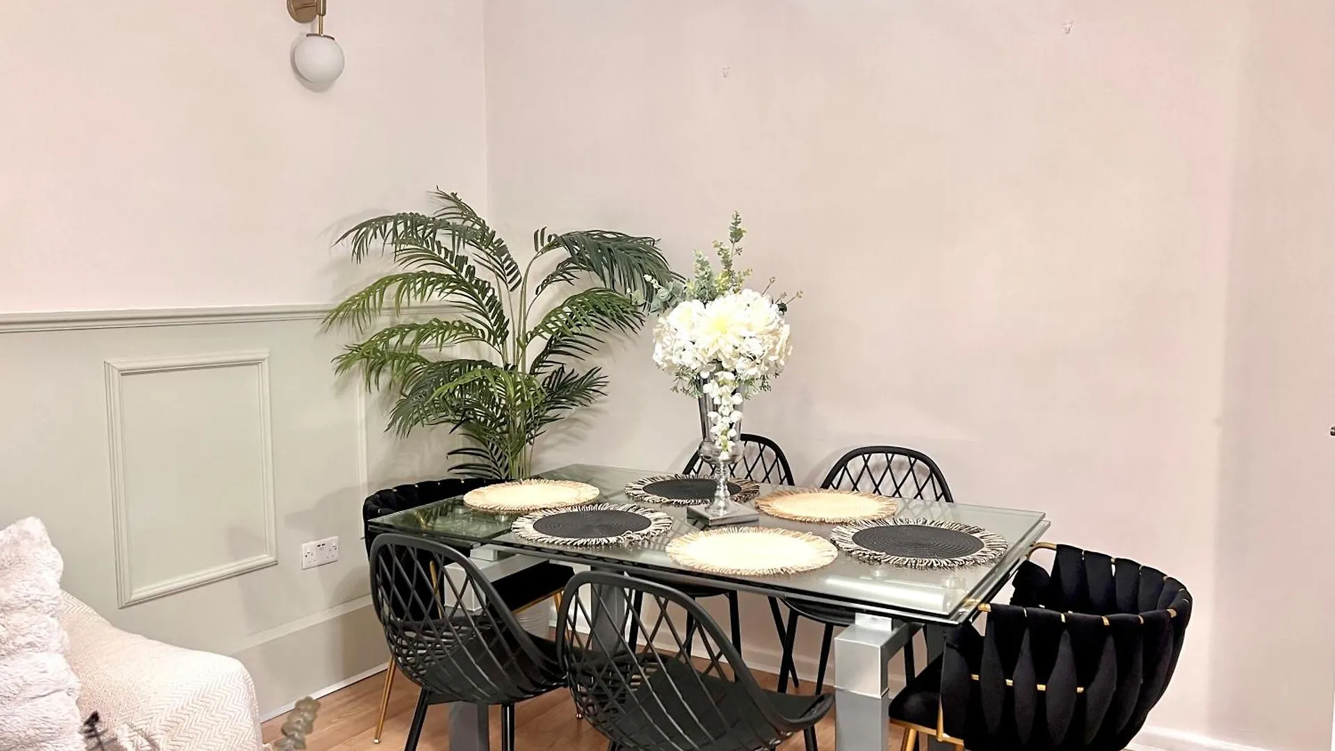 Central City 3 Minutes To Tower Of London Trendy Shoreditch Recently Refurbished 3 Bedrooms Sleeps 8 0*,  United Kingdom
